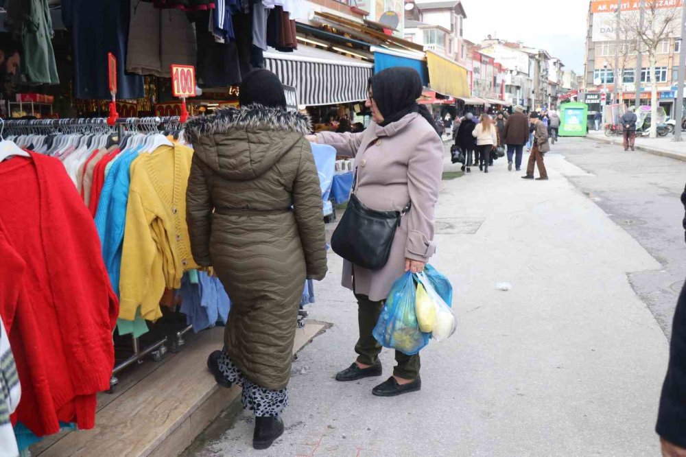 Dolabından Kıyafet Seçer Gibi Alıp Gitti: Mağazadaki Hırsızlık Kamerada