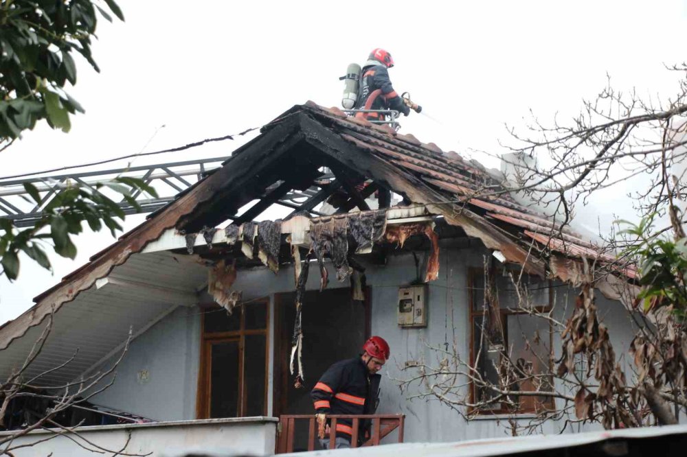 Tek Katlı Evin Çatısı Alev Alev Yandı