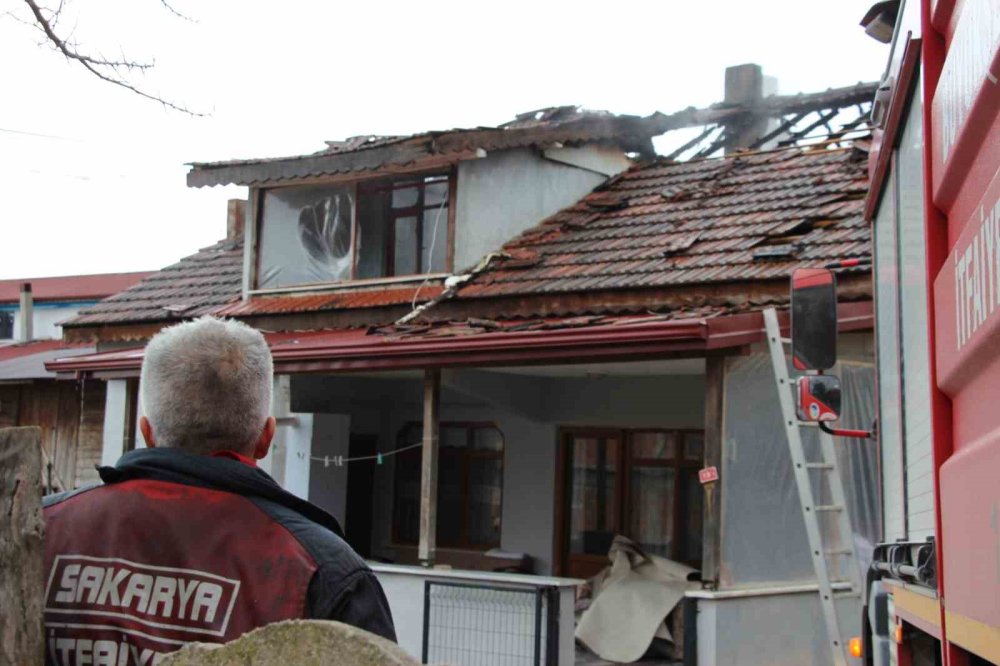 Tek Katlı Evin Çatısı Alev Alev Yandı