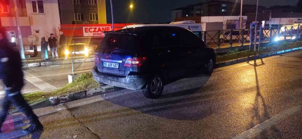 Kaza Yapan Aracın Eczane Bahçesine Düştüğü Anlar Kameraya Yansıdı