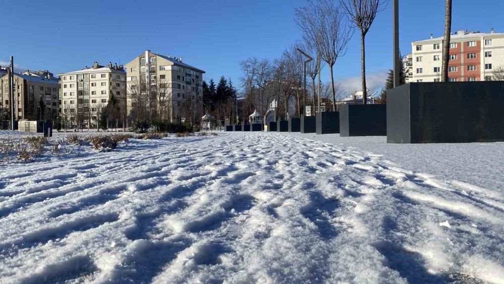 Beklenen Yağış Geldi, Çocuklar Kartopu Savaşı Yaptı