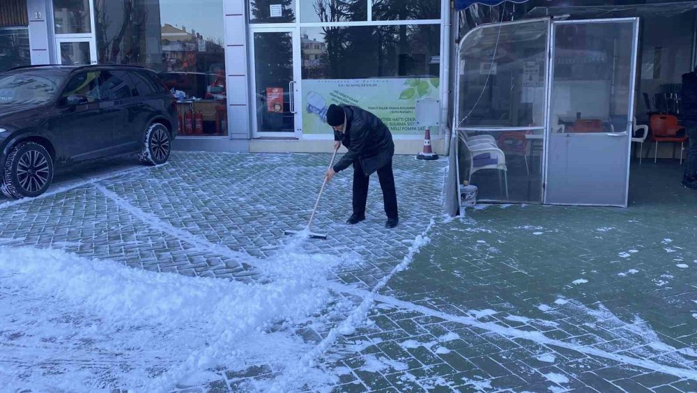 Beklenen Yağış Geldi, Çocuklar Kartopu Savaşı Yaptı