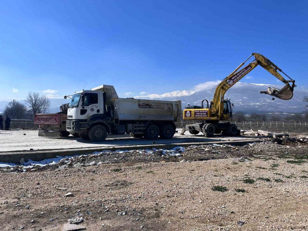 Tarım Arazisine Yapılan Kaçak Yapılar Yıkıldı