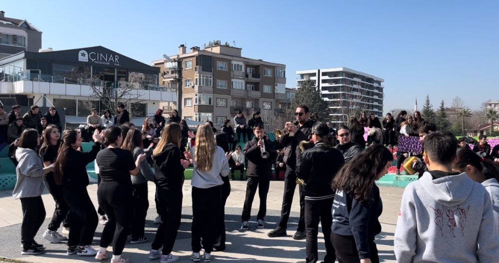 Yüzlerce Öğrenci Akran Zorbalığıyla Mücadele İçin Yürüdü: "Zorbalık, Suskunlukla Büyür"