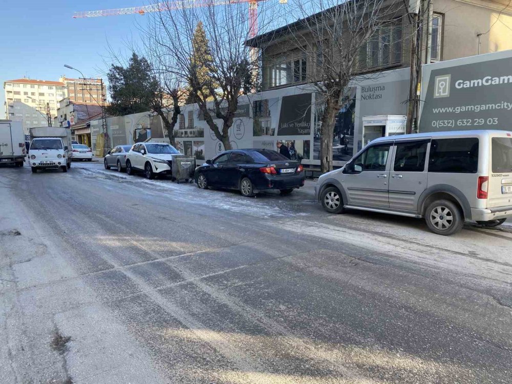 Buzun Üstünde Mahsur Kalan Aracı İttirerek Zor Hareket Ettirdiler