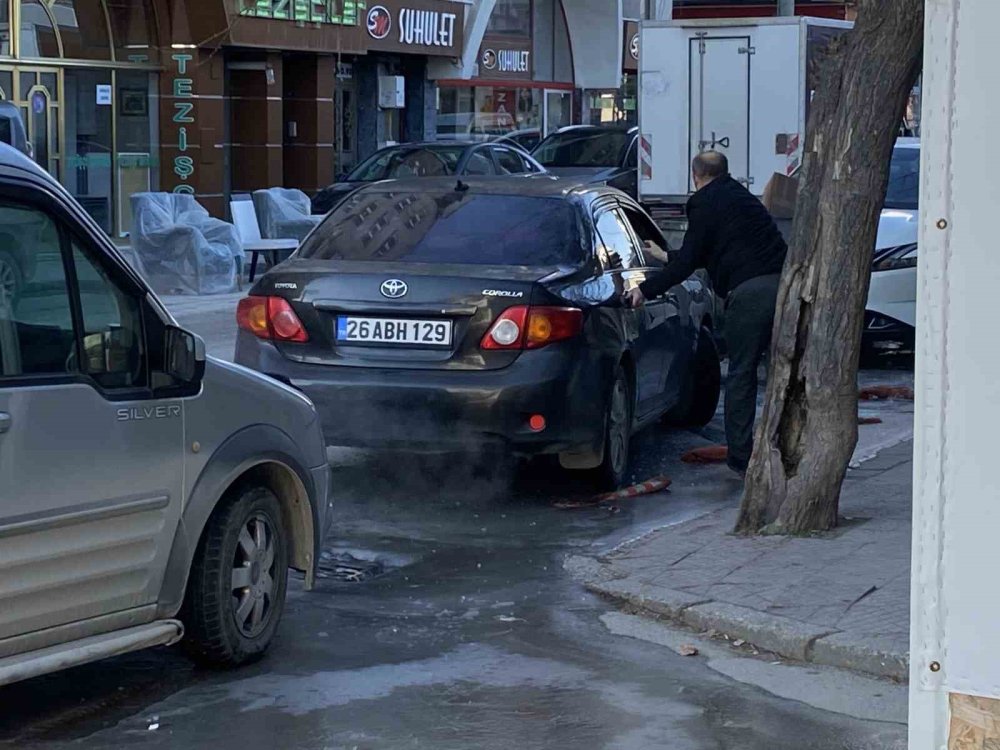 Buzun Üstünde Mahsur Kalan Aracı İttirerek Zor Hareket Ettirdiler