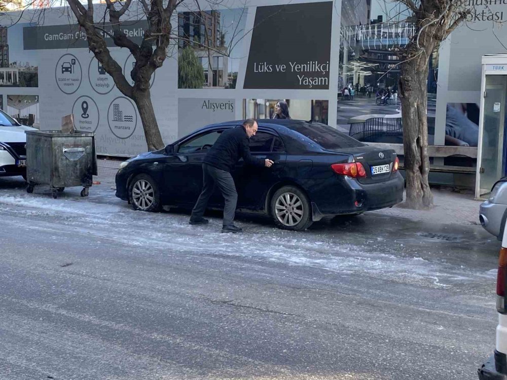 Buzun Üstünde Mahsur Kalan Aracı İttirerek Zor Hareket Ettirdiler