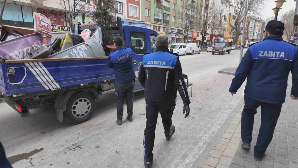 Zabıtadan Kaldırım İşgalcilerine Sıkı Denetim