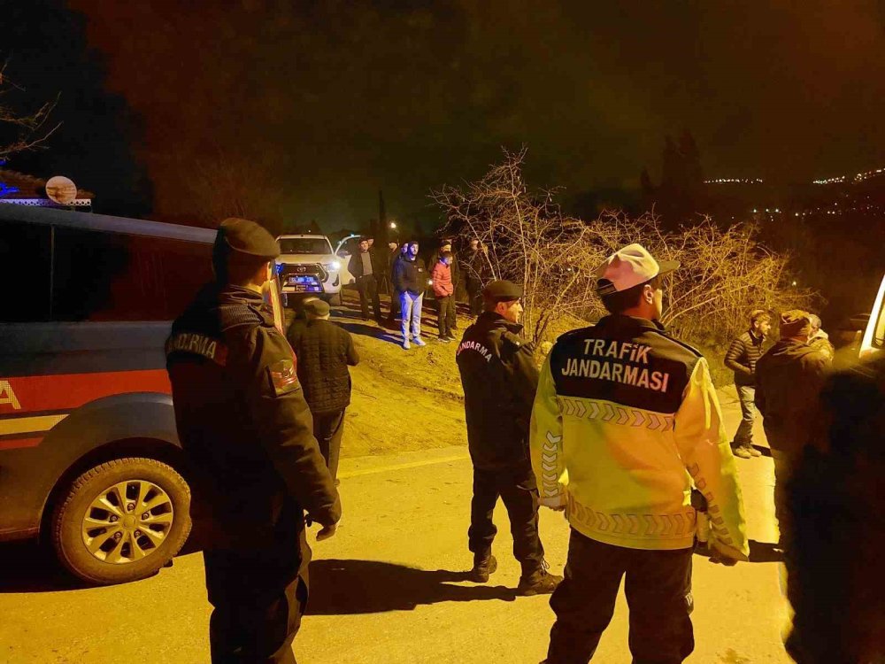 Bir Kişi Ahırda Tüfekle Vurulmuş Halde Ölü Bulundu