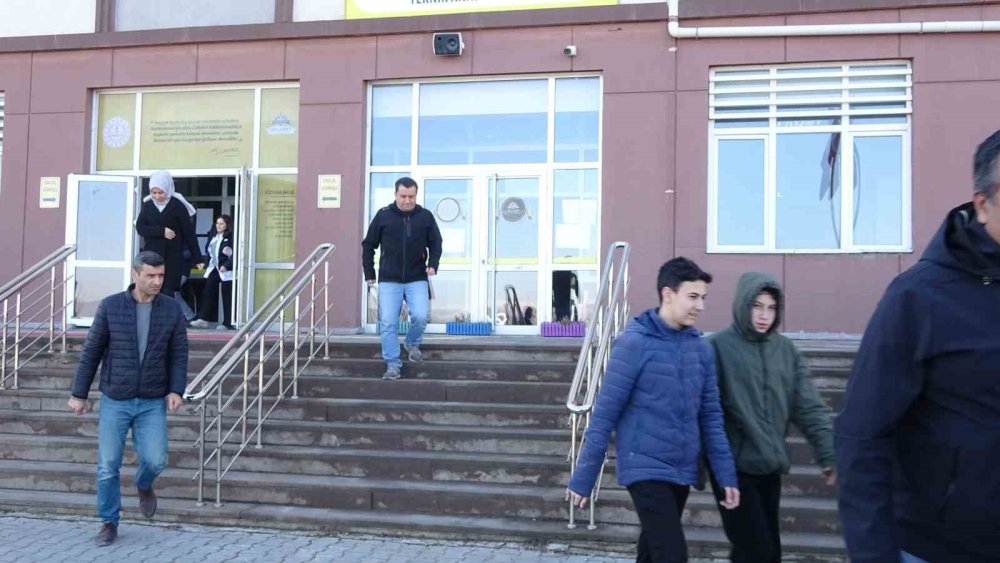 Söyleşi Sırasında Gerçeği Aratmayan Deprem Tatbikatı