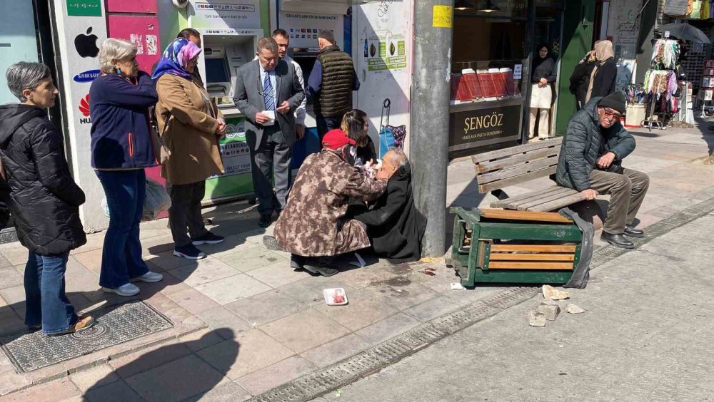 Aniden Yere Yığılan Adam Çevredekileri Korkuttu