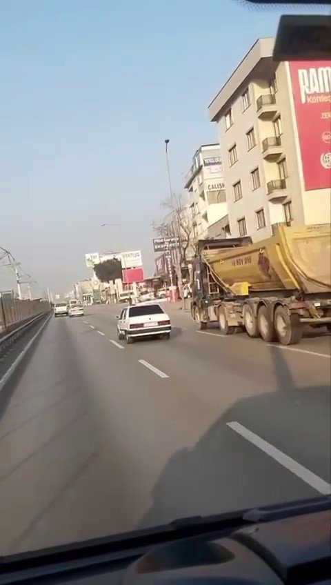 Trafiği Hiçe Sayan Kamyon Dakikalarca Makas Attı