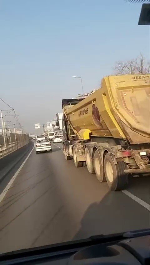 Trafiği Hiçe Sayan Kamyon Dakikalarca Makas Attı