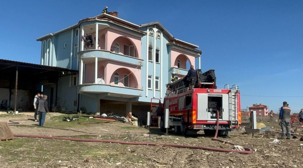 2 Katlı Evde Çıkan Yangın Korkuttu