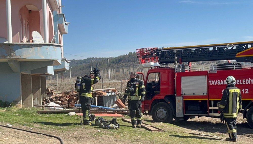 2 Katlı Evde Çıkan Yangın Korkuttu