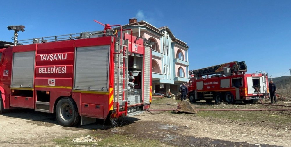 2 Katlı Evde Çıkan Yangın Korkuttu