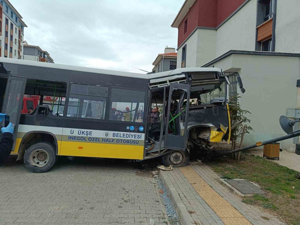 Özel Halk Otobüsü 10 Metrelik İstinat Duvarından Uçtu