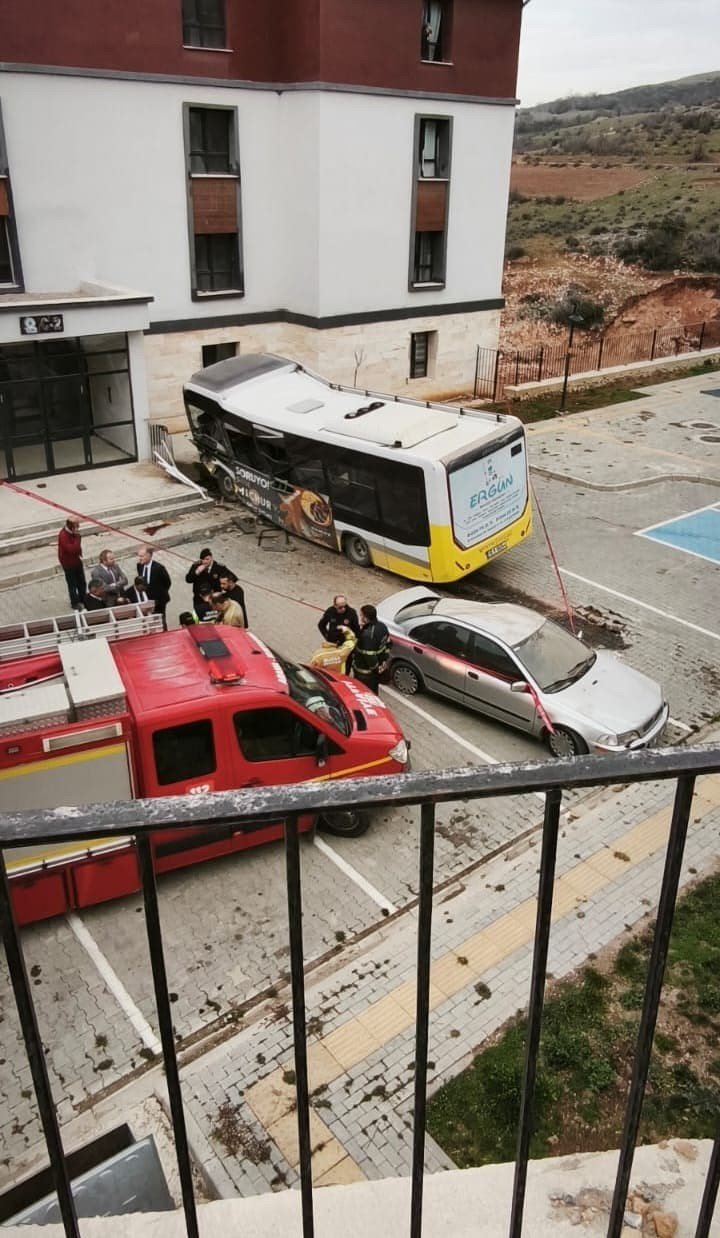 Özel Halk Otobüsü 10 Metrelik İstinat Duvarından Uçtu