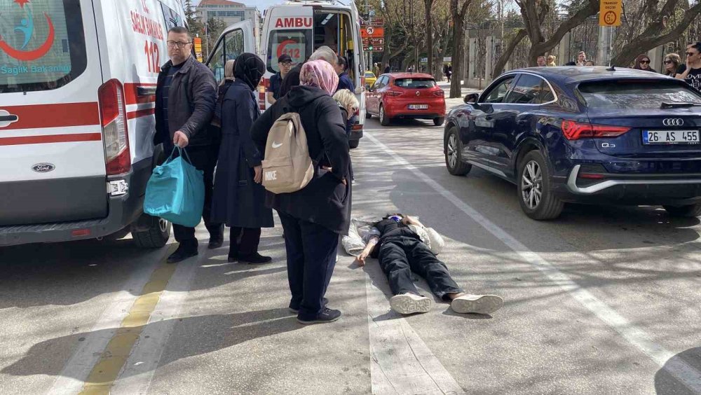 Yerde Yatan Yaralı Motosiklet Sürücüsünü Oğlu Sandı