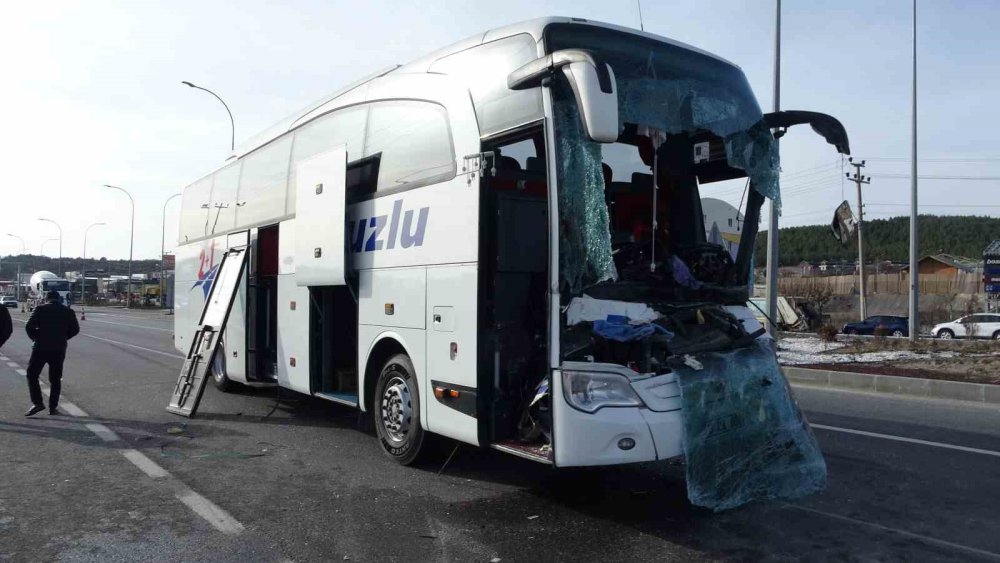 Yolcu Otobüsü Tıra Çarptı: 12 Yaralı