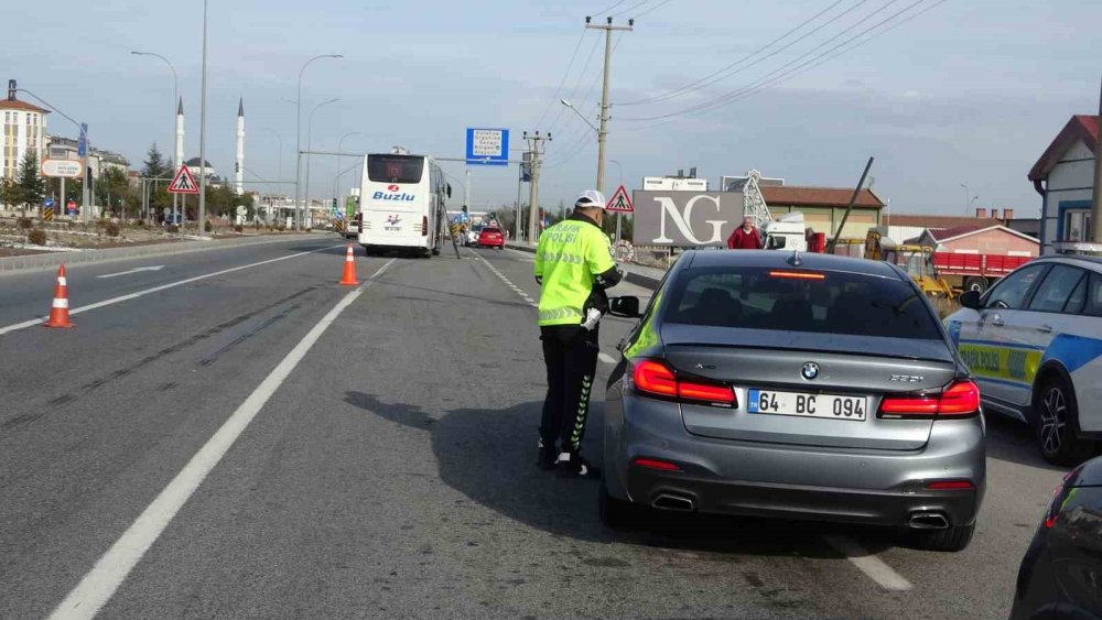 Yolcu Otobüsü Tıra Çarptı: 12 Yaralı