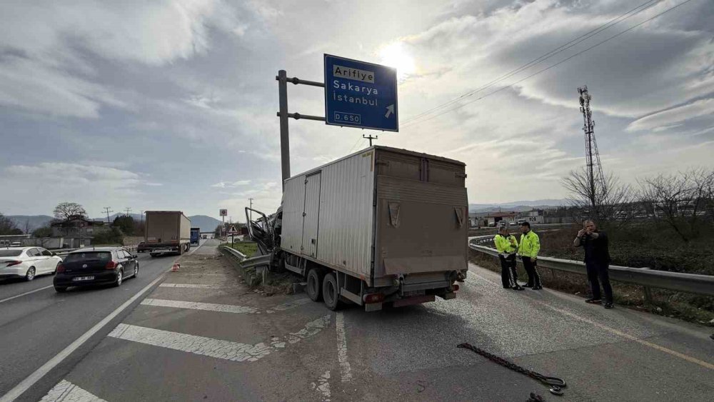 Bilecik yolunda feci kaza: Ok gibi saplandı