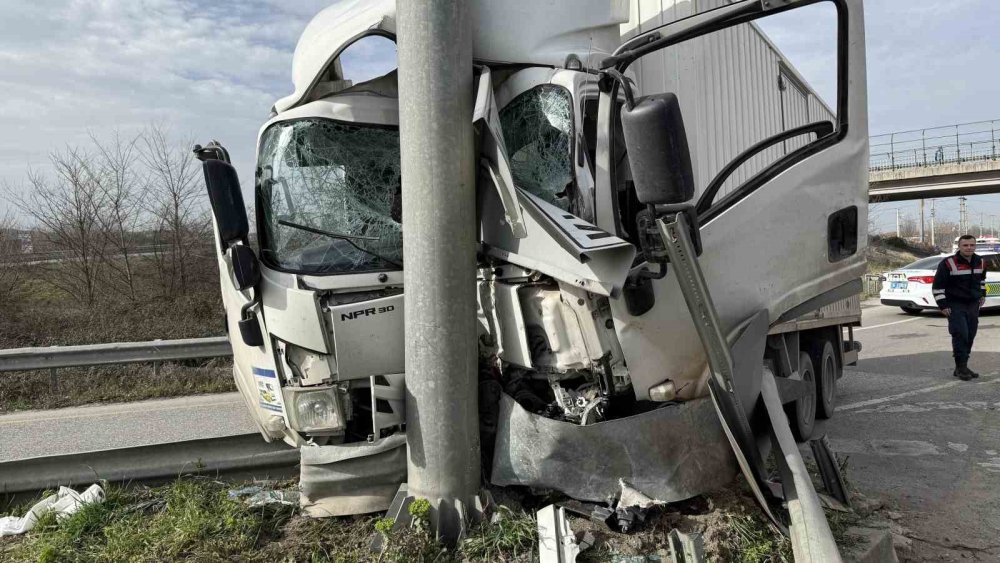 Bilecik yolunda feci kaza: Ok gibi saplandı