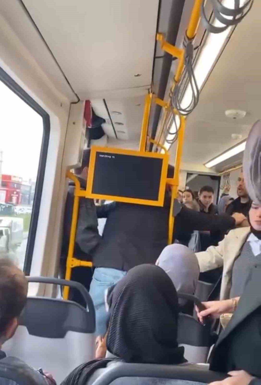 Metrodaki Tartışma Kavgaya Döndü