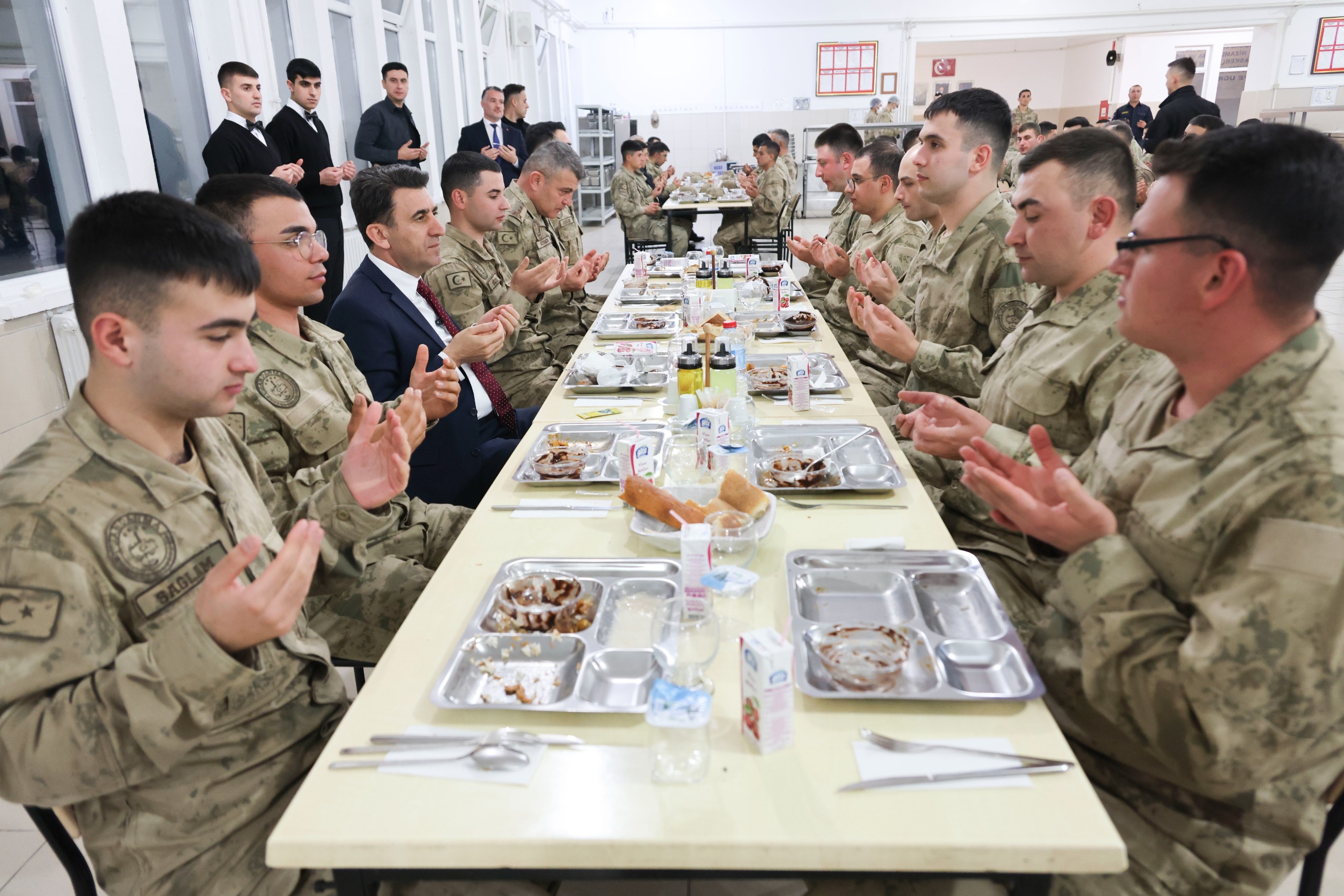 vali-aygol-mehmetciklerle-iftarda-bulustu3.jpg