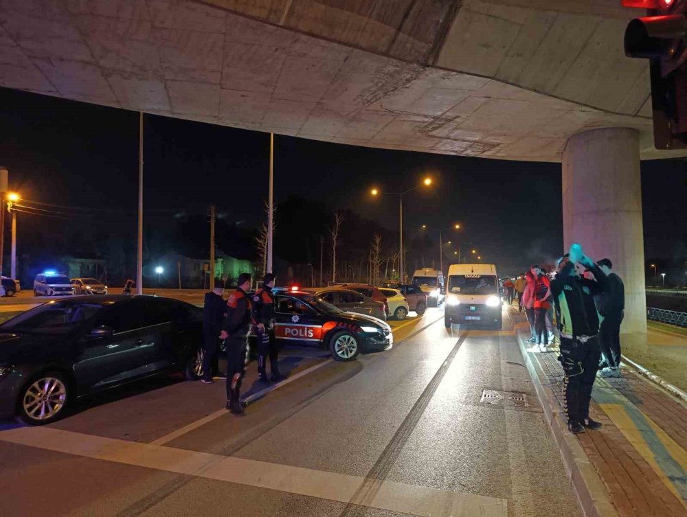 Yolun Karşısına Geçen 2 Kişiye Hafif Ticari Araç Çarptı: 2 Yaralı