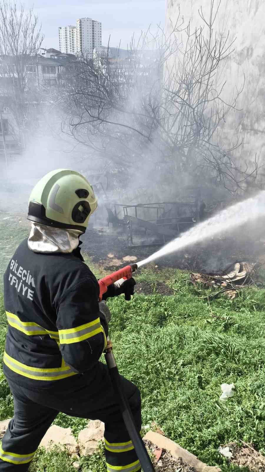 Boş Bir Arazide Çıkan Yangın Büyümeden Söndürüldü